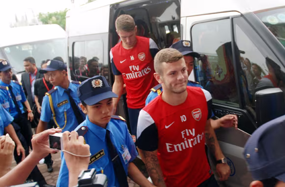 Dàn sao Arsenal mướt mồ hôi với các cầu thủ tí hon Việt Nam ảnh 3 Dàn sao Arsenal mướt mồ hôi với các cầu thủ tí hon Việt Nam ảnh 3