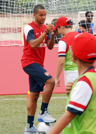 Dàn sao Arsenal mướt mồ hôi với các cầu thủ tí hon Việt Nam ảnh 16 Dàn sao Arsenal mướt mồ hôi với các cầu thủ tí hon Việt Nam ảnh 16