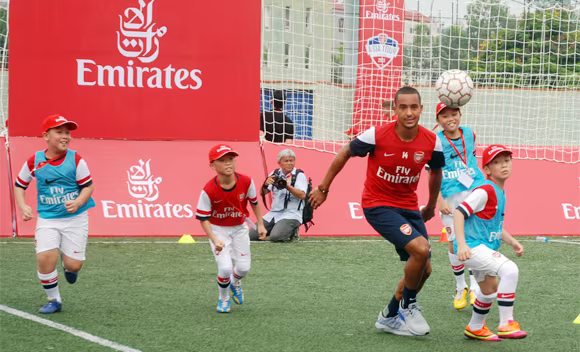 Dàn sao Arsenal mướt mồ hôi với các cầu thủ tí hon Việt Nam ảnh 5 Dàn sao Arsenal mướt mồ hôi với các cầu thủ tí hon Việt Nam ảnh 5