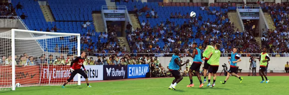 Các "Pháo thủ" hâm nóng sân Mỹ Đình ảnh 8 Các "Pháo thủ" hâm nóng sân Mỹ Đình ảnh 8