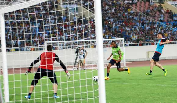 Các "Pháo thủ" hâm nóng sân Mỹ Đình ảnh 10 Các "Pháo thủ" hâm nóng sân Mỹ Đình ảnh 10