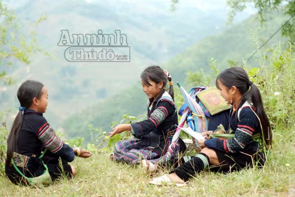 Tuổi thơ đầy ắp tiếng cười nơi vùng cao nghèo khó ảnh 2