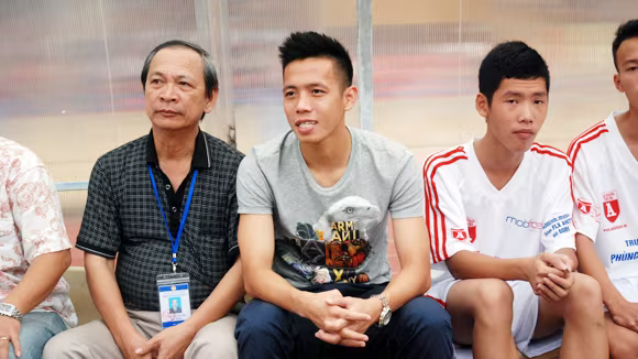 "Trốn" đội U23, Văn Quyết rủ Hồng Quân ra sân Hàng Đẫy làm... khán giả ảnh 2 "Trốn" đội U23, Văn Quyết rủ Hồng Quân ra sân Hàng Đẫy làm... khán giả ảnh 2