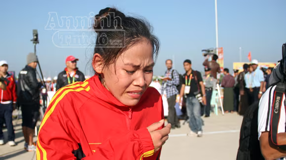 Thanh Phúc khóc ngất khi bị "cướp trắng" HCV ảnh 4