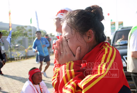 Thanh Phúc khóc ngất khi bị "cướp trắng" HCV ảnh 5