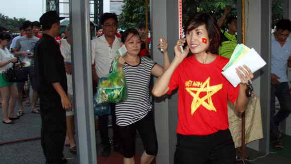 Người hâm mộ đổ dồn về sân Mỹ Đình "tiếp lửa" U19 Việt Nam ảnh 8 Người hâm mộ đổ dồn về sân Mỹ Đình "tiếp lửa" U19 Việt Nam ảnh 8