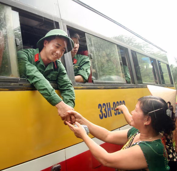 Huyện Đông Anh: 220 tân binh nô nức lên đường nhập ngũ ảnh 9 Huyện Đông Anh: 220 tân binh nô nức lên đường nhập ngũ ảnh 9