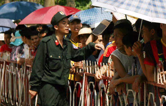 Mắc võng, vạ vật từ 23h đêm tới 11h trưa mới mua được vé xem bán kết U19 Việt Nam ảnh 5