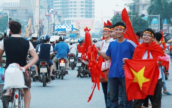 Cờ đỏ sao vàng phủ đỏ Mỹ Đình trong trận chung kết U19 Việt Nam - U19 Nhật Bản ảnh 1 Cờ đỏ sao vàng phủ đỏ Mỹ Đình trong trận chung kết U19 Việt Nam - U19 Nhật Bản ảnh 1