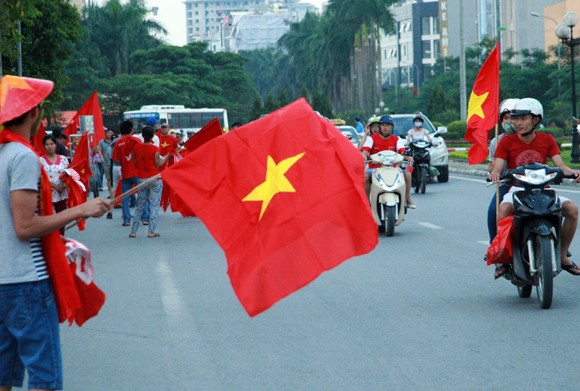Cờ đỏ sao vàng phủ đỏ Mỹ Đình trong trận chung kết U19 Việt Nam - U19 Nhật Bản ảnh 2 Cờ đỏ sao vàng phủ đỏ Mỹ Đình trong trận chung kết U19 Việt Nam - U19 Nhật Bản ảnh 2