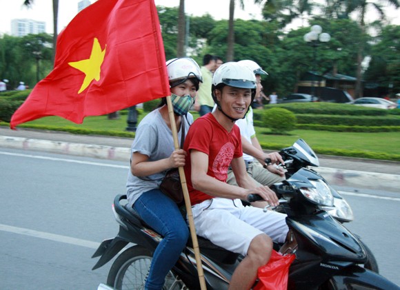 Cờ đỏ sao vàng phủ đỏ Mỹ Đình trong trận chung kết U19 Việt Nam - U19 Nhật Bản ảnh 3 Cờ đỏ sao vàng phủ đỏ Mỹ Đình trong trận chung kết U19 Việt Nam - U19 Nhật Bản ảnh 3
