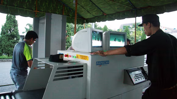 Nhiều người không vé trốn vào xem U19 Việt Nam bị đuổi thẳng ảnh 4