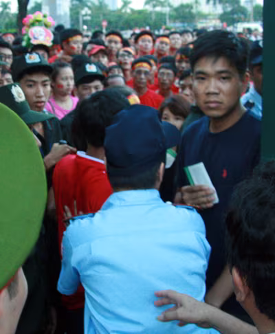 Nhiều người không vé trốn vào xem U19 Việt Nam bị đuổi thẳng ảnh 2