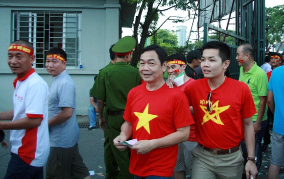 Cờ đỏ sao vàng phủ đỏ Mỹ Đình trong trận chung kết U19 Việt Nam - U19 Nhật Bản ảnh 7 Cờ đỏ sao vàng phủ đỏ Mỹ Đình trong trận chung kết U19 Việt Nam - U19 Nhật Bản ảnh 7