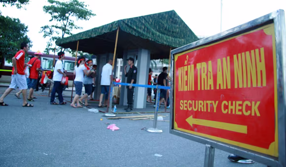 Nhiều người không vé trốn vào xem U19 Việt Nam bị đuổi thẳng ảnh 6