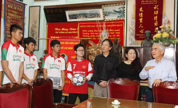 U19 Việt Nam thành kính thắp hương tưởng nhớ Đại tướng Võ Nguyên Giáp ảnh 2