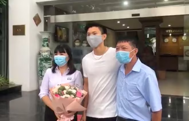 Đoàn Văn Hậu cùng bố chụp ảnh lưu niệm sáng 16-8 Đoàn Văn Hậu cùng bố chụp ảnh lưu niệm sáng 16-8