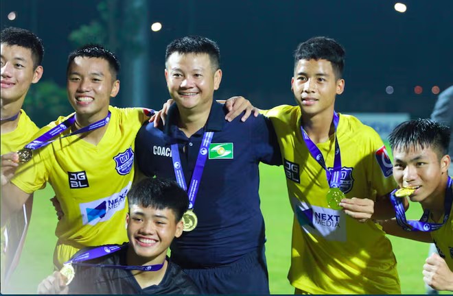 Học trò vây quanh Văn Quyến trong ngày đăng quang giải U17 quốc gia 2020