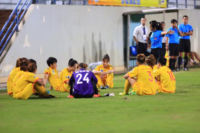 Cầu thủ nữ Phong Phú Hà Nam bỏ dở trận đấu sau khi bị trọng tài thổi penalty phút 89 Cầu thủ nữ Phong Phú Hà Nam bỏ dở trận đấu sau khi bị trọng tài thổi penalty phút 89