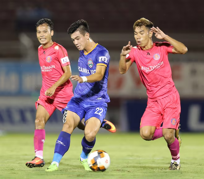 Tiến Linh (giữa) góp một bàn thắng giúp đội nhà Bình Dương thắng đậm đội đầu bảng Sài Gòn