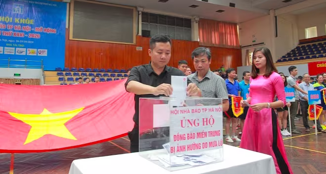 Cán bộ, phóng viên, nhân viên các cơ quan báo chí tham dự Hội khoẻ quyên góp ủng hộ đồng bào miền Trung ruột thịt (Ảnh: Lam Thanh) Cán bộ, phóng viên, nhân viên các cơ quan báo chí tham dự Hội khoẻ quyên góp ủng hộ đồng bào miền Trung ruột thịt (Ảnh: Lam Thanh)