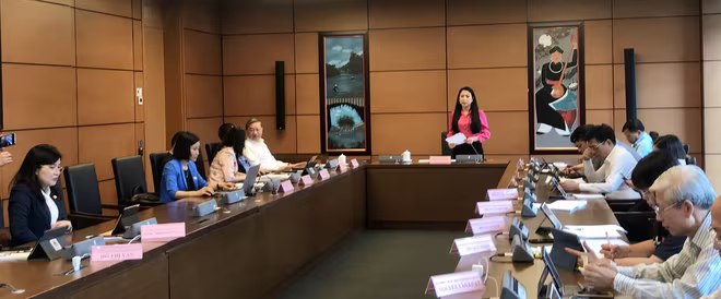 Đại biểu Hoàng Thị Thuý Lan (đoàn Vĩnh Phúc) phát biểu thảo luận Đại biểu Hoàng Thị Thuý Lan (đoàn Vĩnh Phúc) phát biểu thảo luận