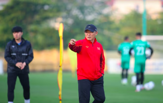 HLV Park Hang-seo tại buổi tập của ĐT Việt Nam chiều 6-12 HLV Park Hang-seo tại buổi tập của ĐT Việt Nam chiều 6-12