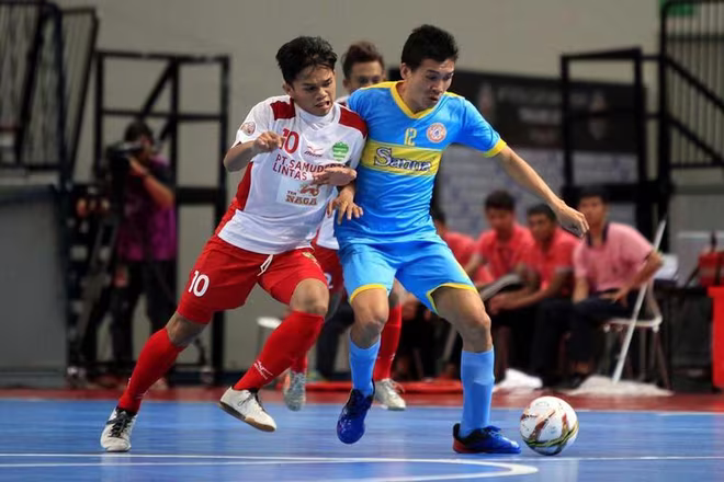 Cầu thủ futsal Nguyễn Nhớ (bên phải) gây ấn tượng với hành động "bỏ bóng cứu người" Cầu thủ futsal Nguyễn Nhớ (bên phải) gây ấn tượng với hành động "bỏ bóng cứu người"