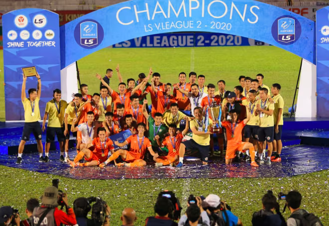 Sự trở lại của bóng đá Bình Định hứa hẹn mang tới sự sôi động cho V-League, cả dưới sân lẫn trên khán đài. Sự trở lại của bóng đá Bình Định hứa hẹn mang tới sự sôi động cho V-League, cả dưới sân lẫn trên khán đài.
