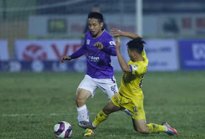 Cú vào bóng thô bạo của Văn Trường nhắm vào Hùng Dũng Cú vào bóng thô bạo của Văn Trường nhắm vào Hùng Dũng