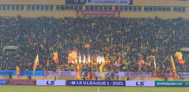 Khán đài V-League đầy ắp khán giả trong bối cảnh nhiều giải trên thế giới phải hoãn, huỷ vì Covid-19 Khán đài V-League đầy ắp khán giả trong bối cảnh nhiều giải trên thế giới phải hoãn, huỷ vì Covid-19