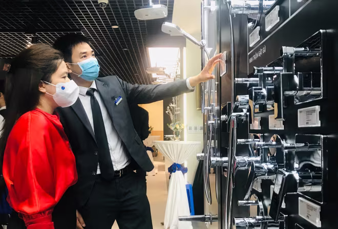 Khách hàng thăm quan phòng trưng bày