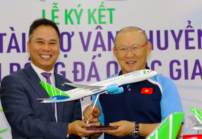 Đại diện Bamboo Airways tặng HLV Park Hang-seo chiếc may bay mô hình tại lễ ký kết tài trợ Đại diện Bamboo Airways tặng HLV Park Hang-seo chiếc may bay mô hình tại lễ ký kết tài trợ