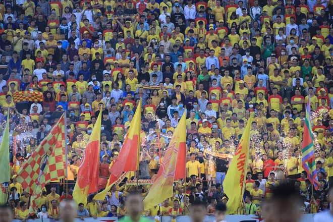 Không khí tại Thiên Trường khiến nhiều sân bóng ao ước