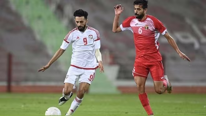 UAE (trái) vùi dập Jordan 5-1, sẵn sàng bước vào vòng loại World Cup