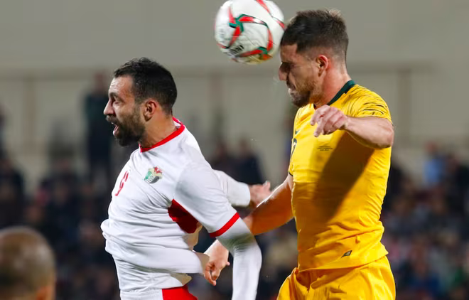 Australia (áo vàng) thắng sát nút Jordan, gián tiếp giúp tuyển Việt Nam giành vé đi tiếp