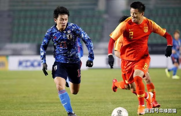 Tuyển Trung Quốc (phải) không được đánh giá cao trước đội bóng số 1 châu Á là Nhật Bản (Ảnh: Sina Sports) Tuyển Trung Quốc (phải) không được đánh giá cao trước đội bóng số 1 châu Á là Nhật Bản (Ảnh: Sina Sports)