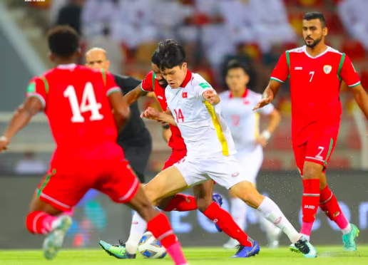 Tuyển Việt Nam (áo trắng) thua ngược Oman 1-3 (Ảnh: AFC Asian Cup) Tuyển Việt Nam (áo trắng) thua ngược Oman 1-3 (Ảnh: AFC Asian Cup)