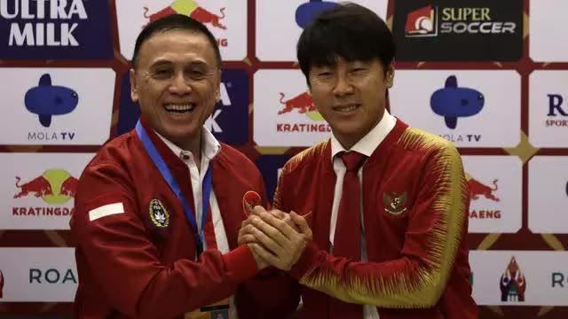 Chủ tịch PSSI - Mochamad Iriawan (trái) phấn khích khi thầy trò Shin Tae-yong đại thắng Malaysia