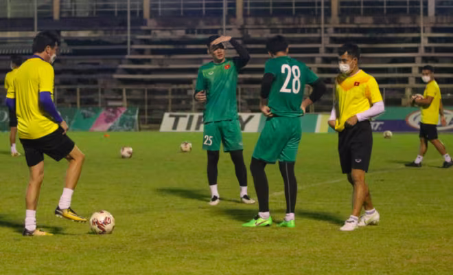 ...và ban huấn luyện đeo khẩu trang ở buổi tập của U23 Việt Nam, tối 18-2