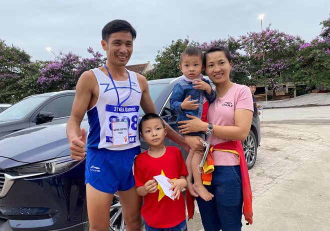 Vợ con chung vui cùng nhà vô địch SEA Games Nguyễn Văn Lai Vợ con chung vui cùng nhà vô địch SEA Games Nguyễn Văn Lai
