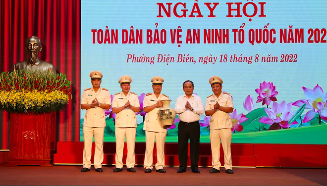 Chủ nhiệm Văn phòng Chủ tịch nước Lê Khánh Hải tặng quà ban chỉ huy Công an phường Điện Biên