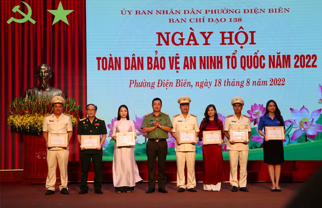 Đại tá Nguyễn Thành Long - Phó Giám đốc CATP Hà Nội, tặng Giấy khen của Giám đốc CATP Hà Nội cho các các nhân điển hình tiên tiến trong phong trào Toàn dân bảo vệ an ninh Tổ quốc của phường Điện Biên