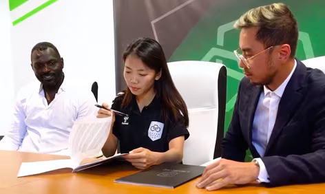 Huỳnh Như trong lễ ký hợp đồng chính thức với Lank FC Huỳnh Như trong lễ ký hợp đồng chính thức với Lank FC