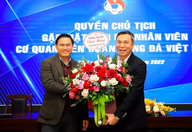 Ông Trần Quốc Tuấn - ứng viên Chủ tịch (phải) và ông Trần Anh Tú - ứng viên Phó chủ tịch chuyên môn VFF khoá IX không có đối thủ cạnh tranh tại đại hội