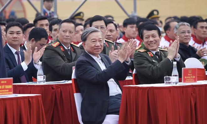 Đại tướng Tô Lâm - Bộ trưởng Bộ Công an cùng nhiều đại biểu, khách quý dự lễ xuất quân Đại tướng Tô Lâm - Bộ trưởng Bộ Công an cùng nhiều đại biểu, khách quý dự lễ xuất quân