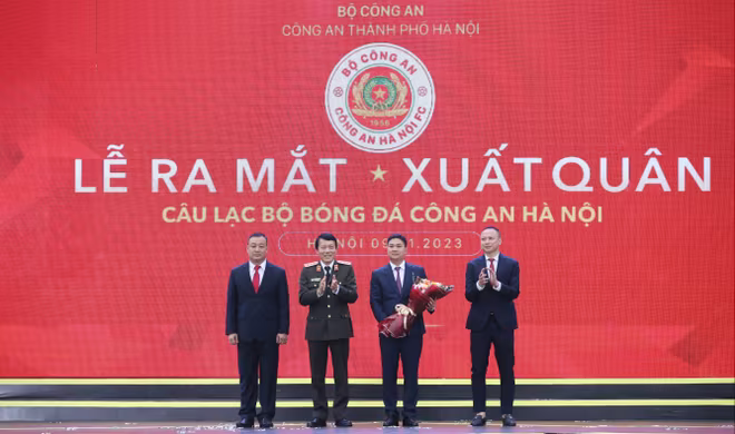 Thứ trưởng Bộ Công an Lương Tam Quang tặng hoa chúc mừng Ban lãnh đạo CLB Công an Hà Nội Thứ trưởng Bộ Công an Lương Tam Quang tặng hoa chúc mừng Ban lãnh đạo CLB Công an Hà Nội