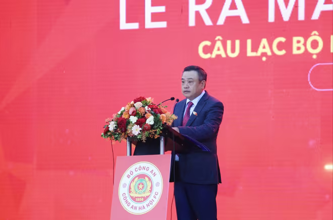 Chủ tịch UBND TP Hà Nội, Phó Bí thư thành uỷ Hà Nội Trần Sỹ Thanh phát biểu chúc mừng và giao nhiệm vụ cho CLB Công an Hà Nội Chủ tịch UBND TP Hà Nội, Phó Bí thư thành uỷ Hà Nội Trần Sỹ Thanh phát biểu chúc mừng và giao nhiệm vụ cho CLB Công an Hà Nội