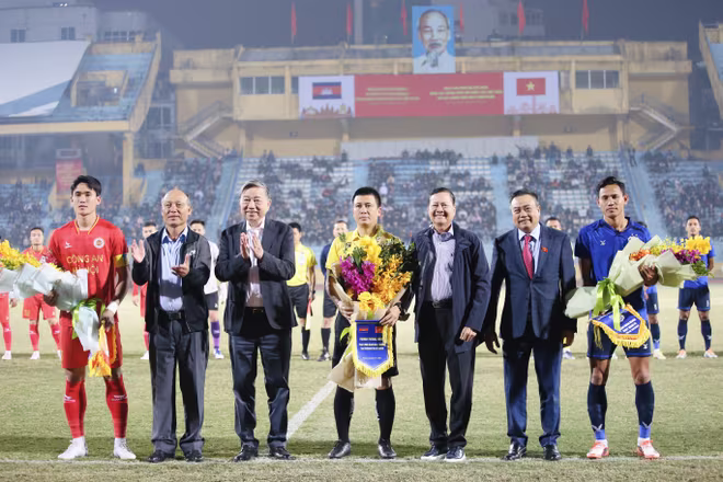 Đại tướng Tô Lâm - Bộ trưởng Bộ Công an cùng Chủ tịch UBND TP Hà Nội Trần Sỹ Thanh tặng hoa hai đội Công an Hà Nội và Bộ tư lệnh hiến binh Campuchia trước trận giao hữu Đại tướng Tô Lâm - Bộ trưởng Bộ Công an cùng Chủ tịch UBND TP Hà Nội Trần Sỹ Thanh tặng hoa hai đội Công an Hà Nội và Bộ tư lệnh hiến binh Campuchia trước trận giao hữu