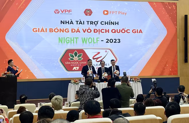 Đại diện VPF và nhà tài trợ V-League 2023 tại lễ công bố Đại diện VPF và nhà tài trợ V-League 2023 tại lễ công bố